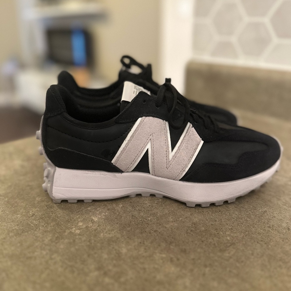 Women's new balance 327 size 8.5